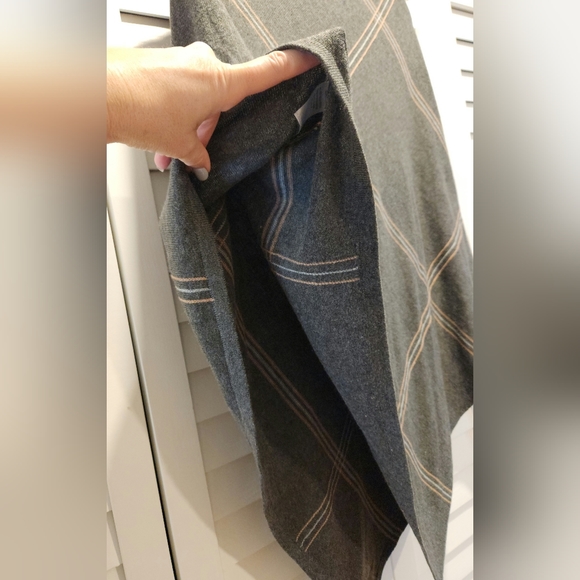 Grey poncho - Picture 3 of 5